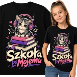Koszulka dziewczęca „Szkoła po Mojemu” - kotek w słuchawkach na stosie książek
