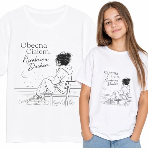 Koszulka dziewczęca z napisem „Obecna Ciałem, Nieobecna Duchem” - nocny motyw dla marzycielki