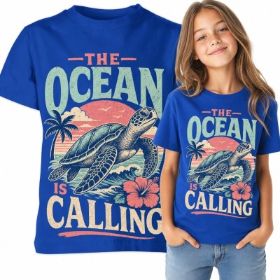 Koszulka dziewczęca „The Ocean Is Calling” z żółwiem morskim i kremowo-koralową grafiką tropikalną