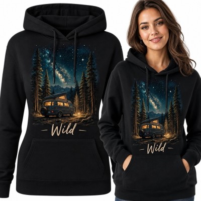 Bluza damska z kapturem z kamperem w nocnym lesie „Wild” - motyw vanlife