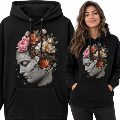 Bluza damska z kapturem - spękana kobieca rzeźba wśród kwiatów