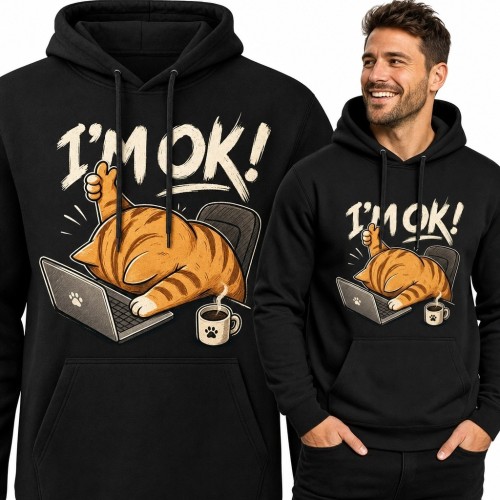 Bluza męska z kapturem z kotem przy laptopie „I’m OK!” - koci humor o pracy i kawie