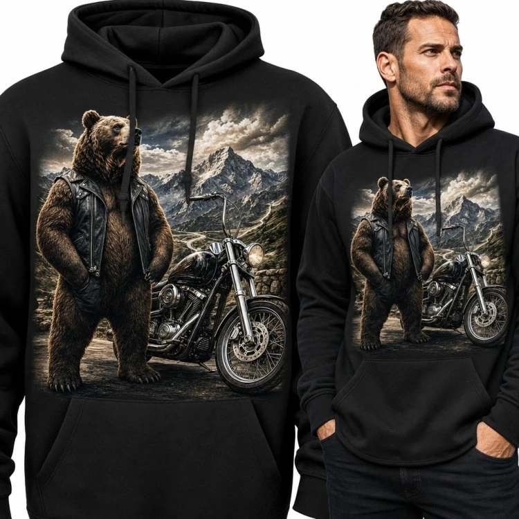 Bluza męska z kapturem - niedźwiedź-biker przy motocyklu cruiser na tle gór