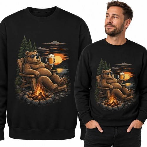Bluza męska bez kaptura - niedźwiedź w okularach przy ognisku nad jeziorem
