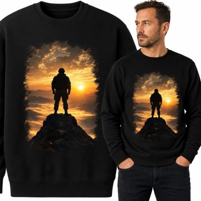 Bluza męska bez kaptura - wędrowiec na górskim szczycie o zachodzie słońca