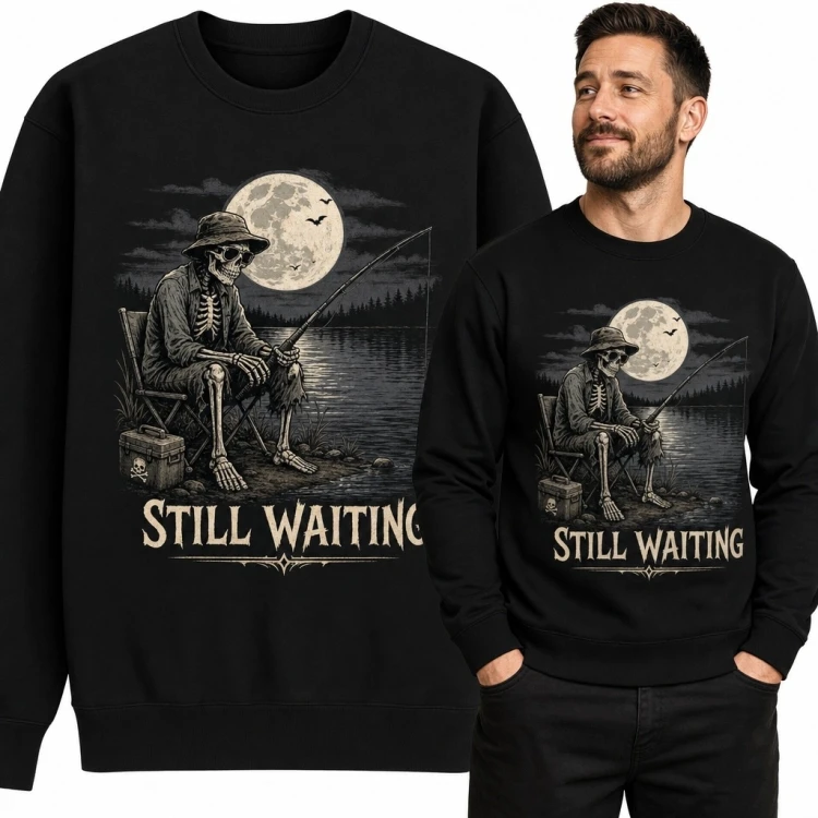 Bluza męska bez kaptura dla wędkarza „Still Waiting” - szkielet nad jeziorem