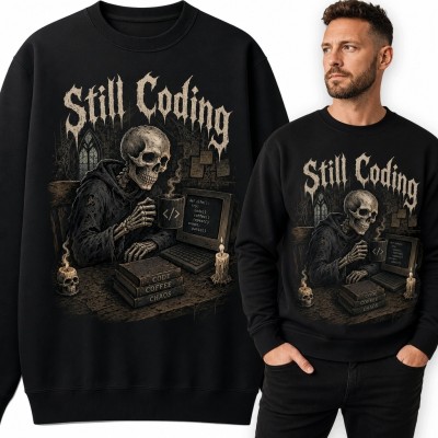 Bluza męska bez kaptura „Still Coding” - szkielet z laptopem wśród świec
