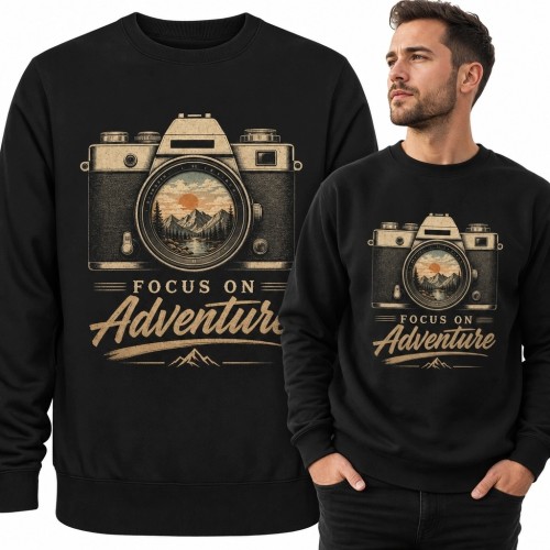 Bluza męska bez kaptura z retro aparatem i górami - „Focus on Adventure”
