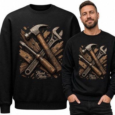 Bluza męska bez kaptura - młotek i klucz na drewnianym tle