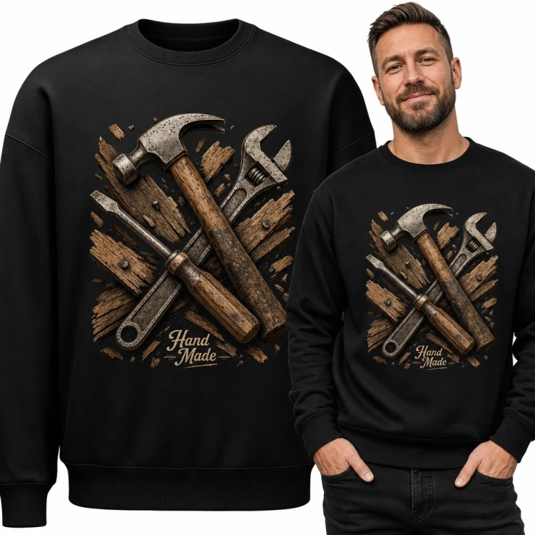 Bluza męska bez kaptura - młotek i klucz na drewnianym tle