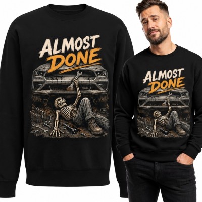 Bluza męska bez kaptura „Almost Done” - szkielet mechanika pod klasycznym autem