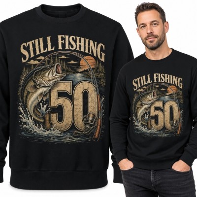 Bluza męska bez kaptura na 50 urodziny dla wędkarza - „Still Fishing 50”