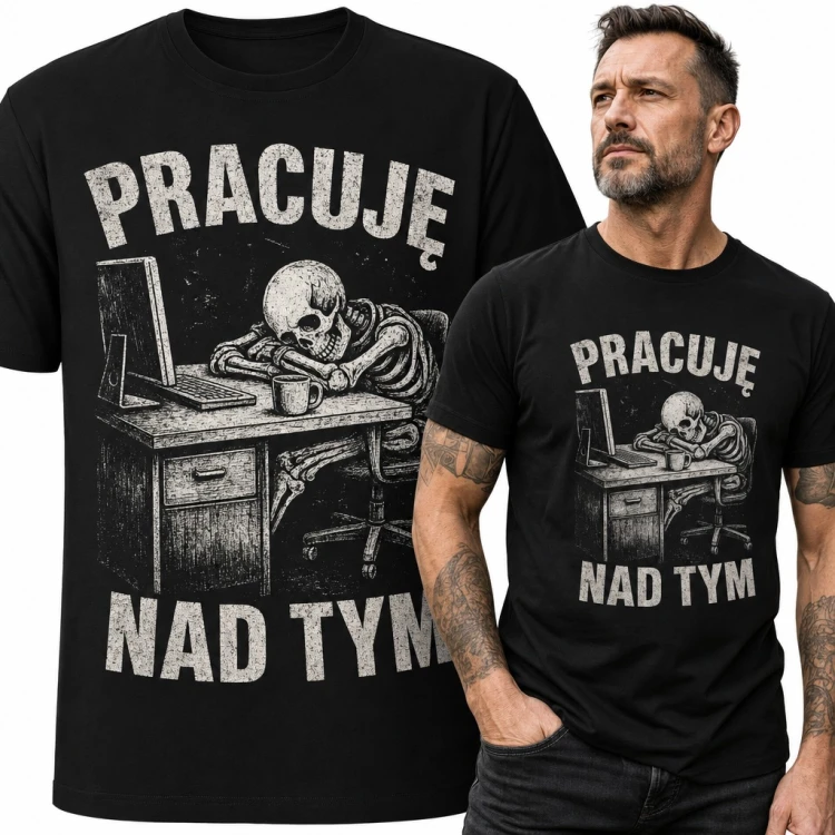 Koszulka męska ze szkieletem przy biurku „Pracuję nad tym” - biurowy humor