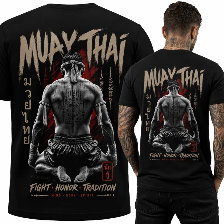 Koszulka męska „Muay Thai” - klęczący fighter z tatuażem sak yant - duży nadruk na plecach