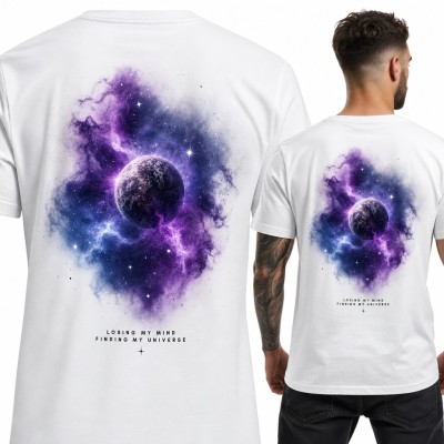 Koszulka męska z planetą w fioletowej mgławicy i napisem „Losing my mind finding my universe” - duży nadruk na plecach