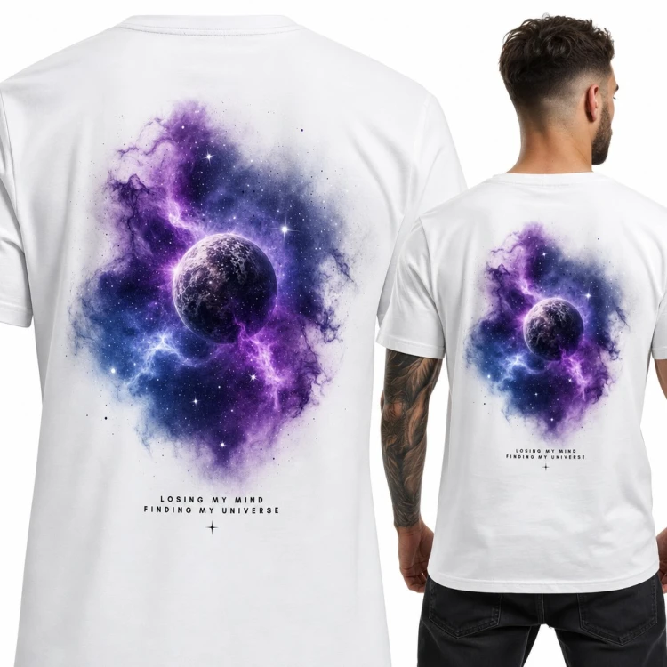 Koszulka męska z planetą w fioletowej mgławicy i napisem „Losing my mind finding my universe” - duży nadruk na plecach