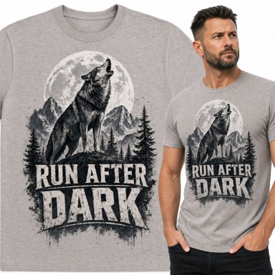 Koszulka męska z wyjącym wilkiem „Run after dark” - pełnia nad górami