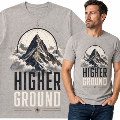 Koszulka męska „Higher Ground” - ośnieżony szczyt w chmurach i kompas