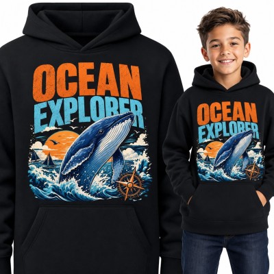 Bluza chłopięca z kapturem „Ocean Explorer” - wieloryb wyskakujący z fal i kompas