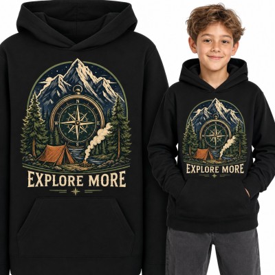 Bluza chłopięca z kapturem - „Explore more” z kompasem, górami i biwakiem w lesie