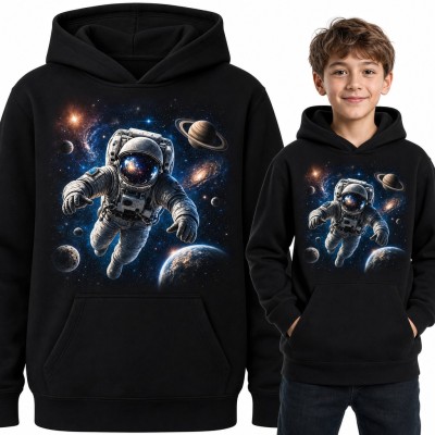 Bluza chłopięca z kapturem - astronauta w kosmosie wśród planet i galaktyk