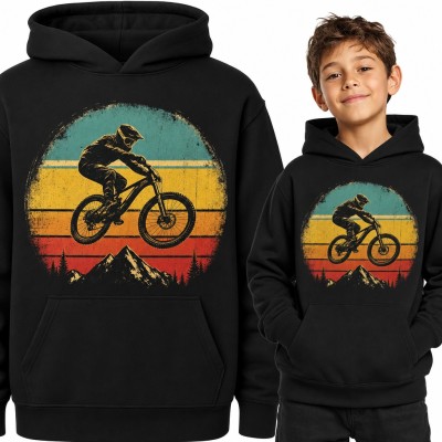 Bluza chłopięca z kapturem - rowerzysta MTB w skoku na tle retro zachodu słońca i gór