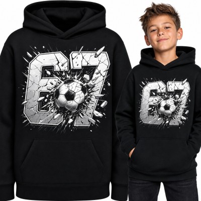 Bluza chłopięca z kapturem „67” - piłka nożna rozbijająca cyfry, mem Six Seven