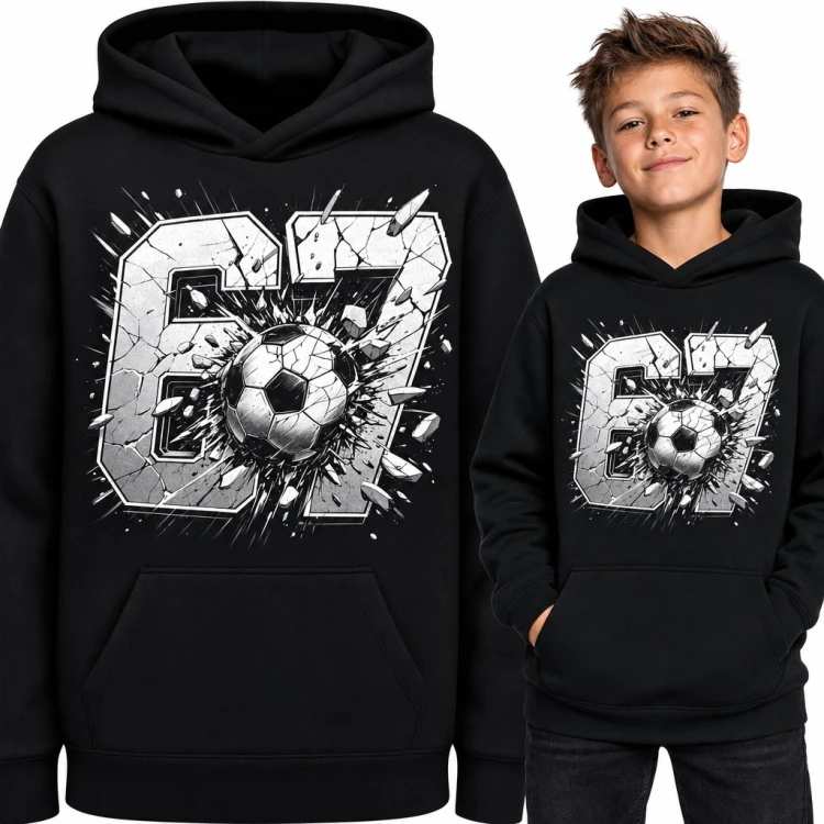 Bluza chłopięca z kapturem „67” - piłka nożna rozbijająca cyfry, mem Six Seven