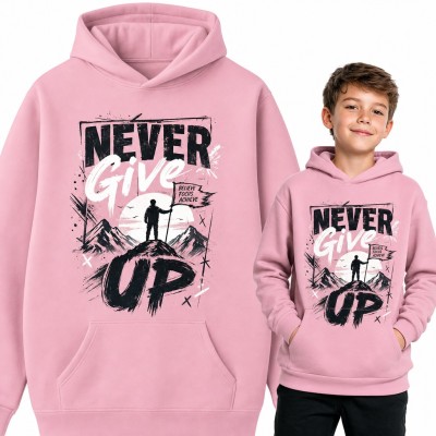 Bluza chłopięca z kapturem „Never give up” - zdobywca z flagą na górskim szczycie