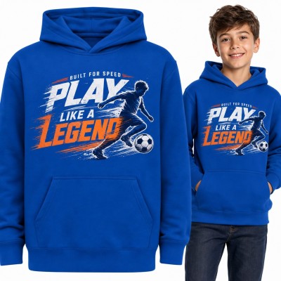 Bluza chłopięca z kapturem - piłkarz z piłką i napis „Play like a legend”
