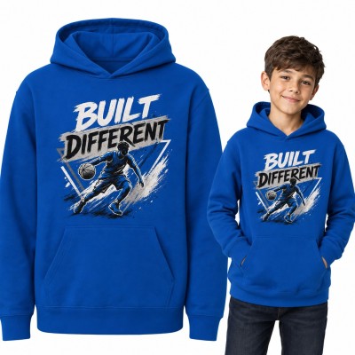 Bluza chłopięca z kapturem - koszykarz z piłką i napis „Built Different”