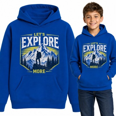 Bluza chłopięca z kapturem „Let's explore more” - turysta na górskim szczycie
