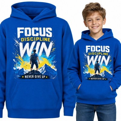 Bluza chłopięca z kapturem - motywacyjny napis „Focus Discipline Win” i chłopiec na szczycie góry