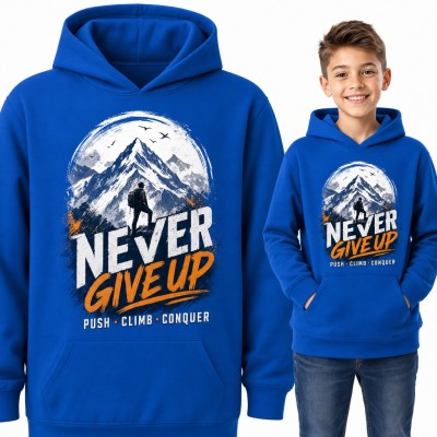 Bluza chłopięca z kapturem - „Never give up” ze wspinaczem na górskim szczycie