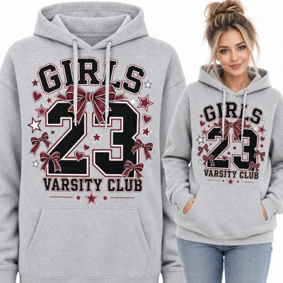 Bluza damska z kapturem „Girls 23 Varsity Club” - styl college z bordowymi kokardami
