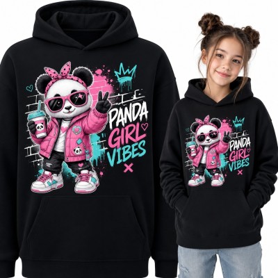 Bluza dziewczęca z kapturem - panda w różowej kurtce na tle graffiti „Panda girl vibes”