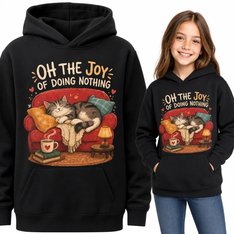 Bluza dziewczęca z kapturem - „Oh the joy of doing nothing” śpiący kot na kanapie