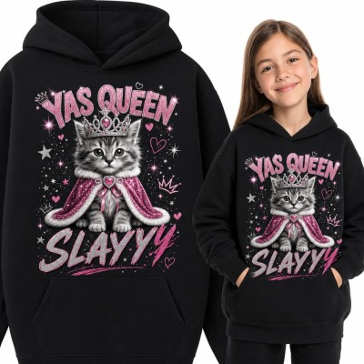 Bluza dziewczęca z kapturem - kotek w diademie i różowej pelerynie „Yas Queen Slayyy”