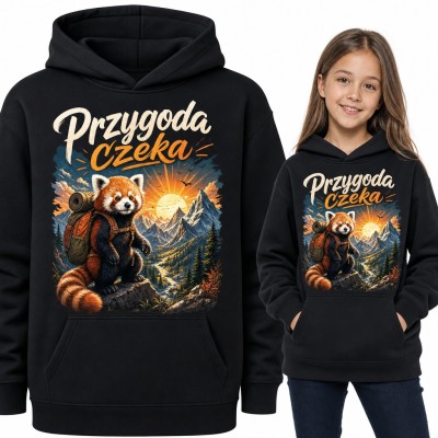 Bluza dziewczęca z kapturem - rudą pandka z plecakiem w górach „Przygoda czeka”