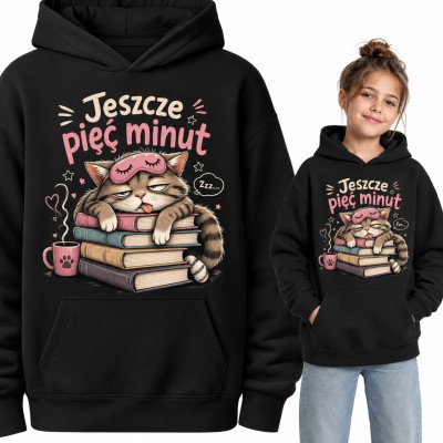 Bluza dziewczęca z kapturem - „Jeszcze pięć minut” śpiący kot na książkach
