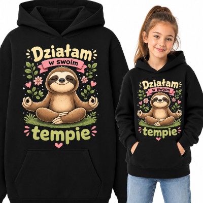 Bluza dziewczęca z kapturem - leniwiec w pozie jogi i napis „Działam w swoim tempie”
