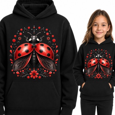 Bluza dziewczęca z kapturem - biedronka z rozłożonymi skrzydłami w kwiatowym ornamencie