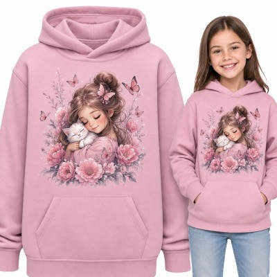 Bluza dziewczęca z kapturem - dziewczynka przytulająca białego kotka wśród kwiatów i motyli