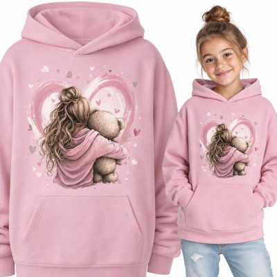 Bluza dziewczęca z kapturem - dziewczynka przytulająca pluszowego misia w sercu