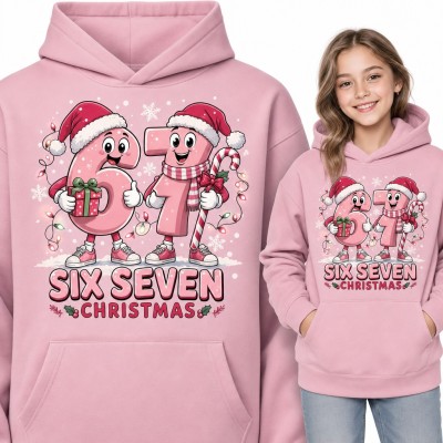 Bluza dziewczęca z kapturem „Six Seven Christmas” - świąteczne cyfry 67 w czapkach Mikołaja