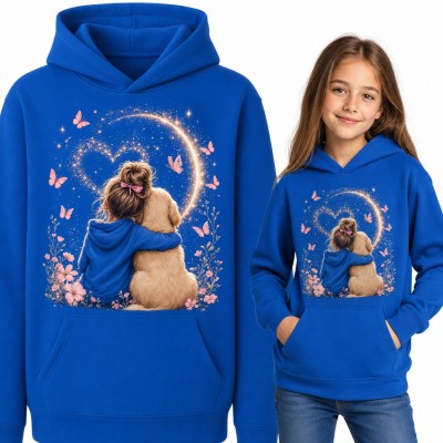 Bluza dziewczęca z kapturem - dziewczynka przytulająca golden retrievera pod sercem z gwiazd