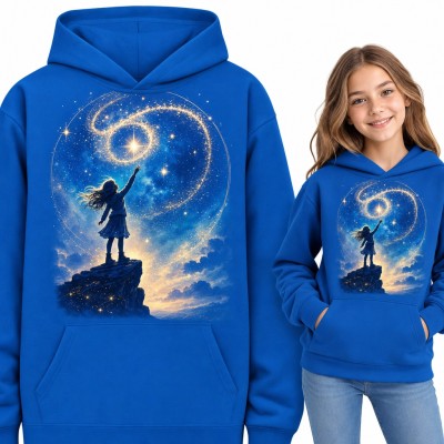 Bluza dziewczęca z kapturem - dziewczynka sięgająca po gwiazdę na nocnym niebie