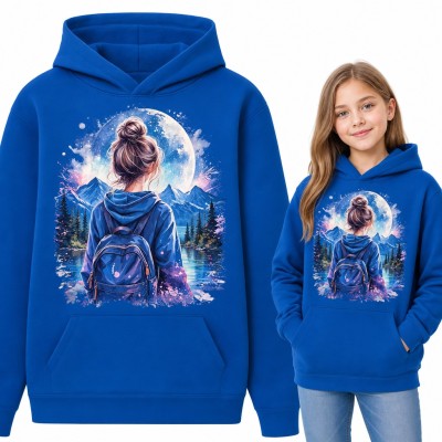 Bluza dziewczęca z kapturem - dziewczyna z plecakiem pod księżycem w górach