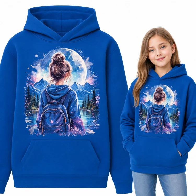 Bluza dziewczęca z kapturem - dziewczyna z plecakiem pod księżycem w górach