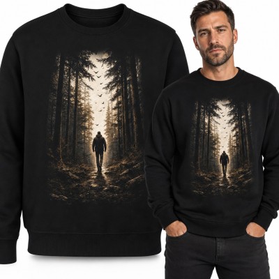 Bluza męska bez kaptura - wędrowiec na leśnej ścieżce wśród wysokich drzew